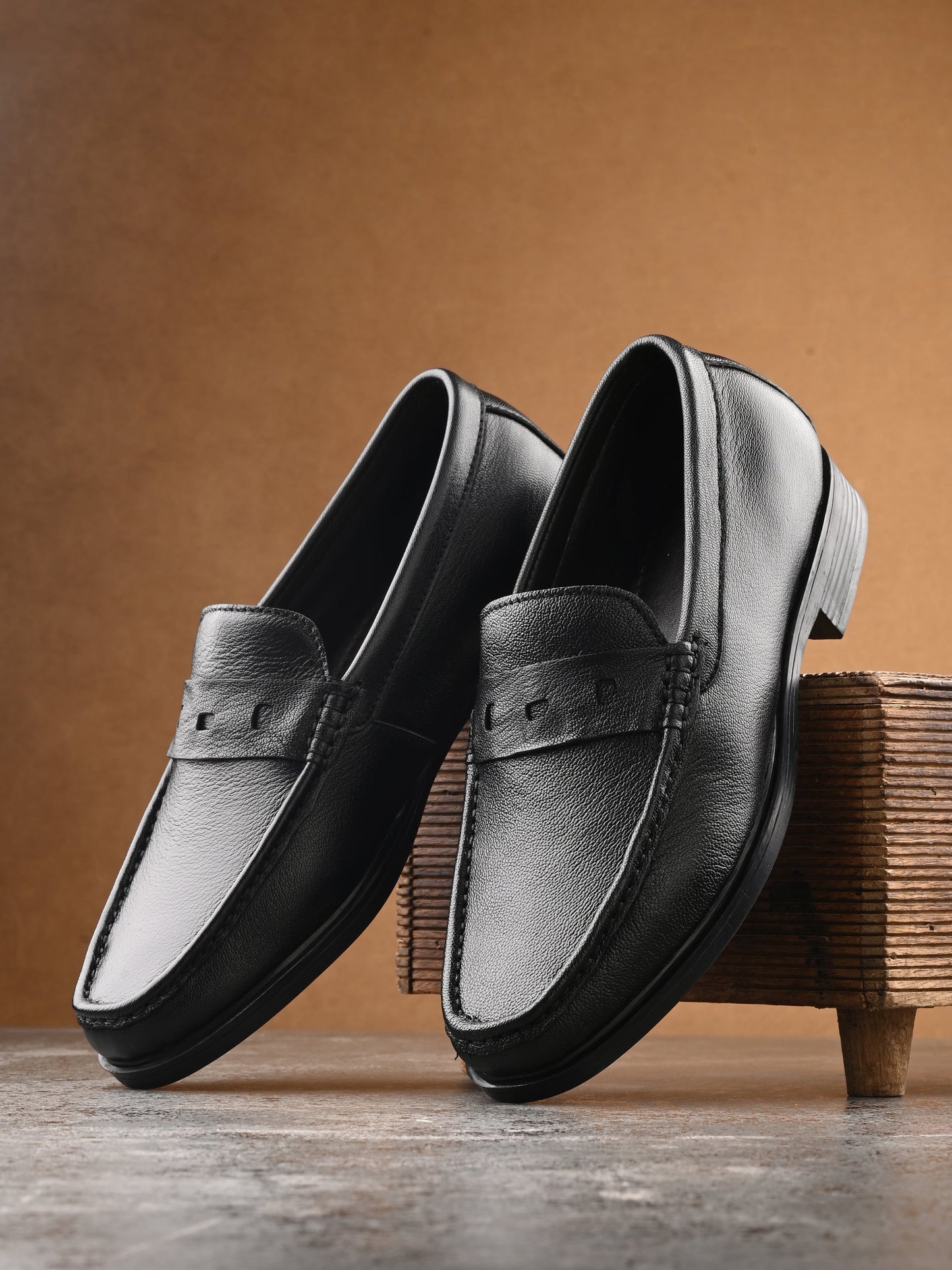 Men Textured Leather Loafer Shoes