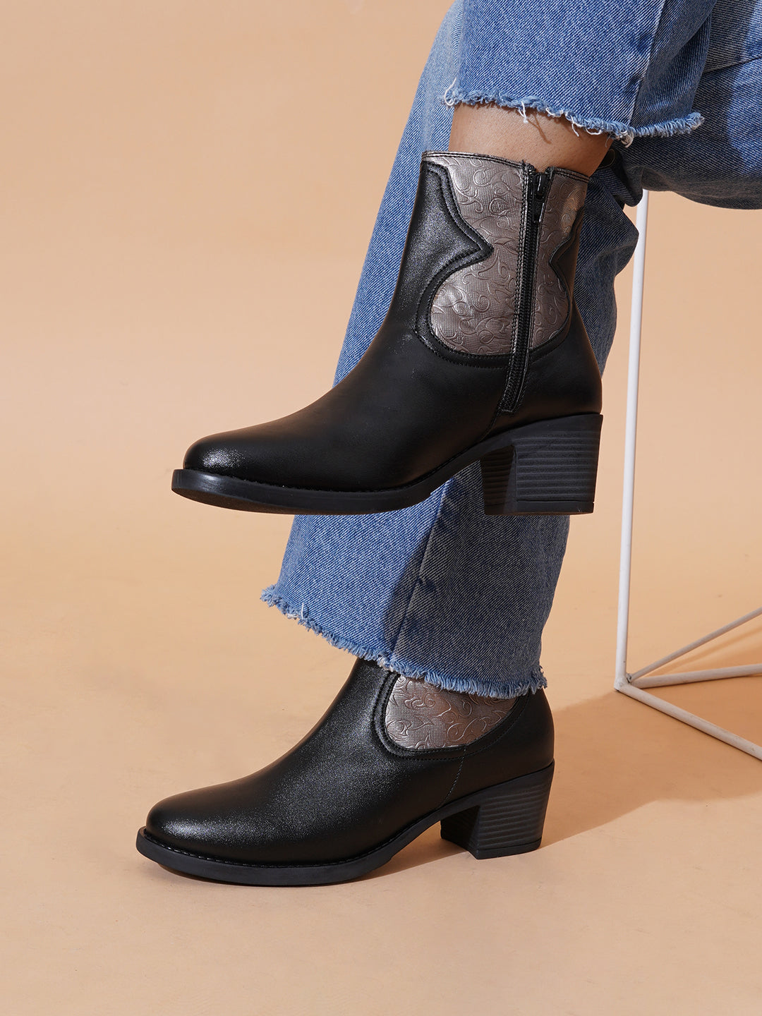 Women Black Textured Round Toe Winter Boots