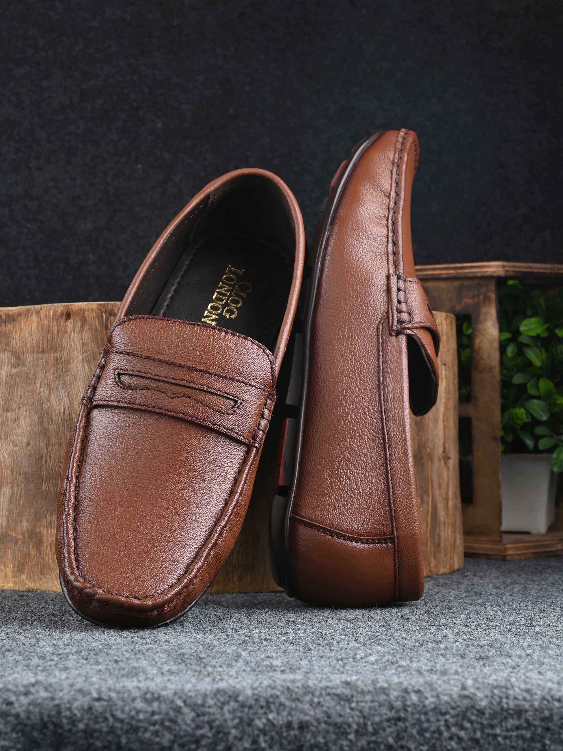 Men Textured Leather Lightweight Loafer Shoes