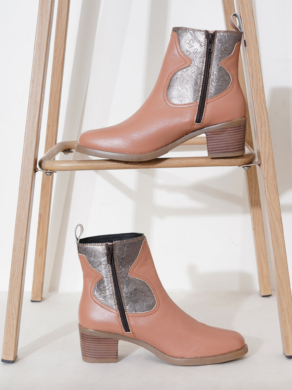 Women Black Textured Round Toe Winter Boots